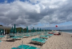 Rettungsschwimmer und Warnflaggen