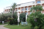 Garten und Hotelgebäude
