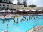 Pool mit Bar im Hintergrund
