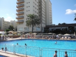 Schwimmbecken und Hauptgebäude