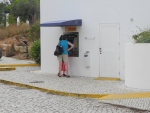 Bankautomat auf Hotelgelände