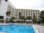 Pool mit Hotelgebäude
