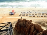 Kostenlose Schirme und Liegen am Strand