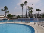 Pool mit davorliegendem Kinderpool