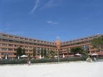 Hauptgebäude und Strand