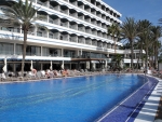Becken und Hotel