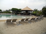 Sandstrand am Hotelpool