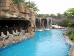 Poolbar neben Wasserfall