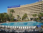 Blick auf Pool und Hotel
