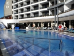 Etwas kleine Liegefläche am Pool
