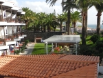 Kleiner Garten über dem Meer
