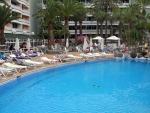 Liegen und Schirme am Pool