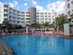 Pool und Hotelgebäude