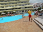 Rettungsschwimmer am Pool