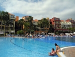 Pool mit Hotelgebäude