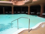 Pool bis an die Tische