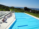 Liegen und Schirme am Pool