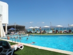 Poolbereich mit Meerblick