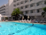 Blick vom Pool auf das Hotel