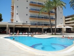 Pool und Gebäude