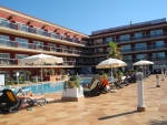 Gebäude und Pool