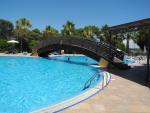Brücke über den Pool