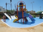 Kinderpool mit Spielgeräten