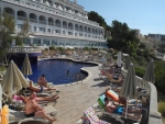 Poolbereich und Hotel