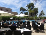 Sitzterrasse mit Blick auf den Pool