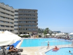 Hauptgebäude und Pool
