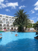 Poolanlage mit Hotelgebäude