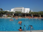 Hauptpool mit Poolbar