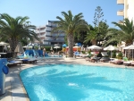 Poollandschaft am strandnäheren Hotel