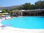 Schwimmbecken mit Poolbar