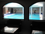 Blick ins Hallenbad von der Lobby