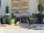 Eingang und Hotelbalkone