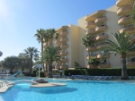 Poollandschaft vor dem Hotel