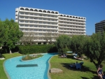Hotelgebäude mit Lazy River Pool
