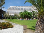 Hotelgebäude mit Garten