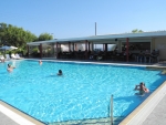 Poolbar mit großer überdachter Terrasse