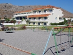 Hauptgebäude mit Spielplatz
