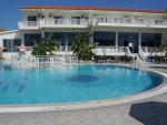 Hauptpool und Hotel