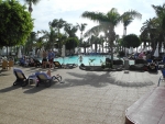 Poolbereich und Sonnenterrasse