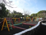 Spielplatz auf schwarzem Lavagestein