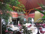 Sitzecke mit Rezeption im Hintergrund