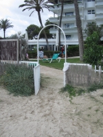 Übergang von Hotel und Strand