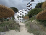 Blick vom Strand aufs Hotel