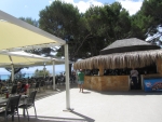 Poolbar mit Blick aufs Meer