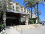 Der Eingang zum Hotel Zafiro Tropic 