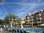 Pool mit Blick auf die Hotelzimmer